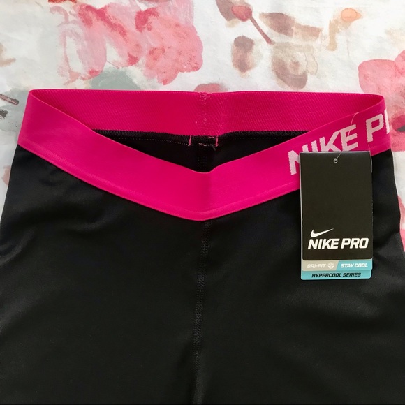 HOST PICK π₯³ποΈπ NIKE Pro Training Capris, Black/Vivid Pink - Picture 9 of 9